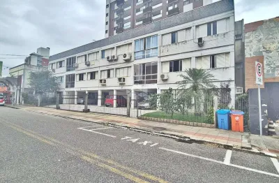 Apartamento à venda com 3 quartos sendo 1 suíte e 1 vaga de garagem no bairro coqueiros em florianópolis/sc.