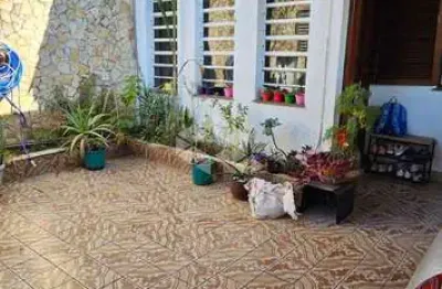 Casa térrea para comprar - 2 dormitórios, edícula e quintal - ótima localização