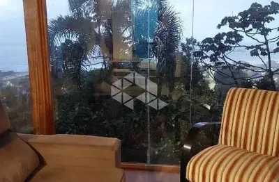 Casa de três  dormitórios sendo duas suíte na armação do pântano do sul - florianópolis