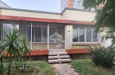 Casa à venda no bairro panazzolo, com dois pavimentos e terreno de 360m²