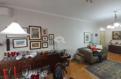 Apartamento dois dormitórios, com gabinete e vaga coberta ao lado do parcão