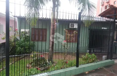 Casa a com 3 quartos e 2 banheiros no centro de canoas