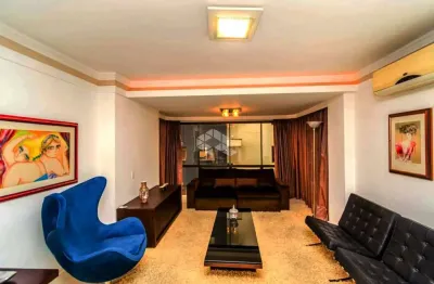 Apartamento mobiliado de 3 quartos, 1 suíte e 2 vagas de garagem no petrópolis.