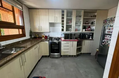 Casa em condomínio, 3 dormitórios, sendo 1 suíte, churrasqueira, lareira e garagem fechada