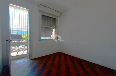 Apartamento com 2 dormitórios.reformado. sacada. pátio no bairro floresta, porto alegre - rs