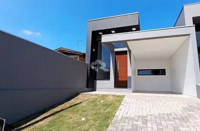 Casa geminada plana com 3 dormitórios, sendo 1 suíte com closet, sala de estar com pé direito alto, aceita financiamento bancário e fgts.