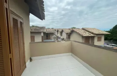 Casa estilo sobrado, em condomínio fechado, com 3 dormitórios, sendo 1 suíte, com terraço e vista para o guaíba