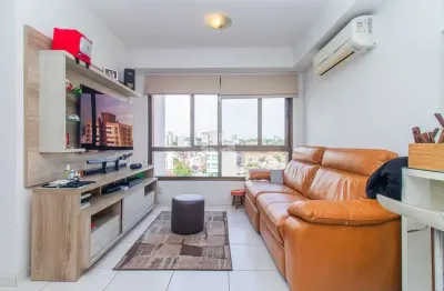 Excelente apartamento de 02 dormitórios com 01 suíte com  65,31m² privativos e 01 vaga coberta e escriturada no passo da areia em porto alegre,