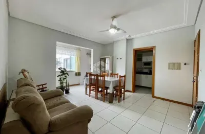 Apartamento mobiliado composto por 2 dormitórios, no centro de capão da canoa/rs.