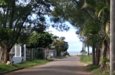 Casa mobiliada a  poucos metros da praia em capão da canoa rs