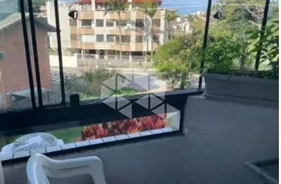 Apartamento à venda em canasvieiras de 2 quartos ( 150m da praia )