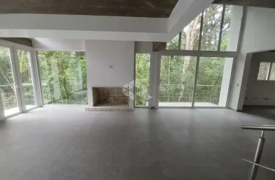 Casa com 3 suítes, 222,10m², 2 vagas de garagem, na vila suzana em canela.