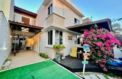 Casa de 3 dormitórios, 2 suítes, 2 vagas de garagem no campeche por r$ 1.100.000,00