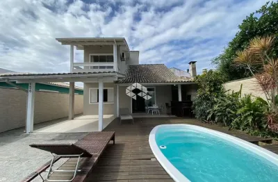 Casa à venda na praia do Campeche - 4 dormitórios com suíte e piscina