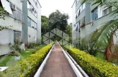 Apartamento térreo em condomínio fechado no bairro cavalhada.