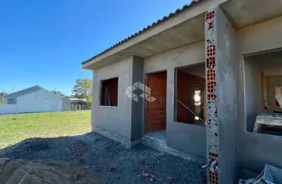 Casa geminada 02 dormitórios com pátio frente e fundos!