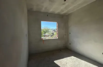 Casa geminada 02 dormitórios com pátio frente e fundos!