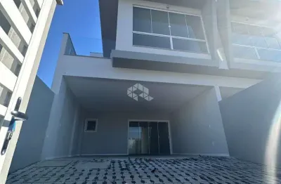 Casa duplex com três quartos em morrinhos bombinhas sc