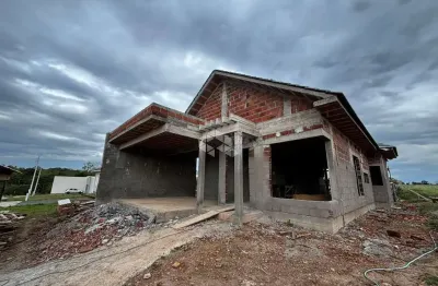Casa em construção com 03 dormitórios em linha santa cruz!