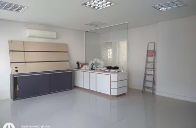 Sala comercial 46,95m2 centro histórico de poa/rs c/ banheiro e cozinha separadas, sala ampla e clara!
