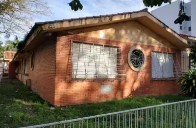 Casa de esquina com 173m2 de área privativa para reconstruir do seu jeito! bairro tristeza