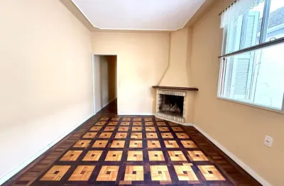 Apartamento de frente, 2 dormitórios, sacada, 2 banheiros, bairro santana, em porto alegre/rs.