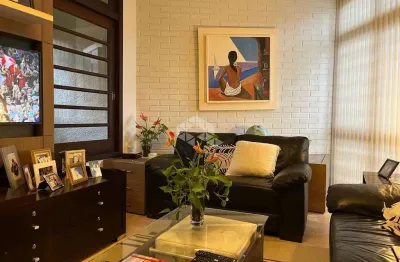 Casa com 3 quartos sendo 1 suíte e 4 vagas de garagem no santa mônica