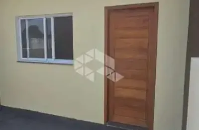 Casa térrea com 2 dormitórios, amplo quintal e vaga de garagem em são joão do rio vermelho, florianópolis