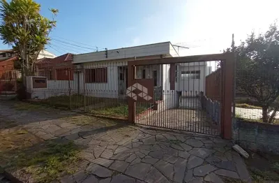 Casa em um terreno amplo localizada no bairro jardim itu, próximo a av. tenente ary tarrago.