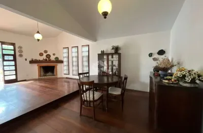 Casa a venda com 330m² de área total no bairro guarujá, 3 dormitórios, pátio e 4 vagas