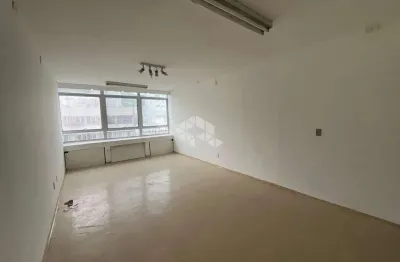 Sala comercial à venda no centro de florianópolis com 40 m² privativos e infraestrutura completa