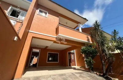 Casa sobrado de 215m², com 3 quartos, 4 banheiros e 2 vagas no bairro moinhos de vento.
