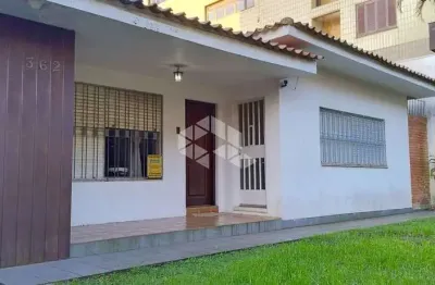 Casa térrea, 4 dormitórios sendo suíte, com lareira na sala, garagem para 4 carros, churrasqueira e deposito no jardim lindóia