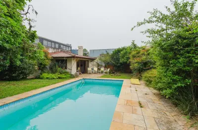 Casa para familia toda nos 3 figueiras, uma quadra do colégio farroupilha