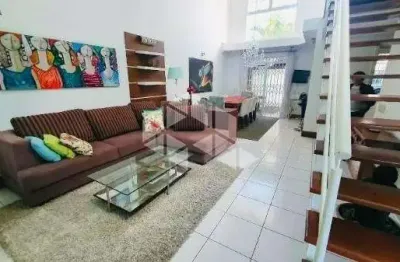 Sobrado com construção imponente, 400m² de área total, mobiliado com 3 dormitórios, 1 suíte, amplo pátio com piscina e vista para o rio