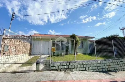 Casa com 3quartos1 suíte, edicula nos fundos, casa com garagem e 3 peças com banheiro.