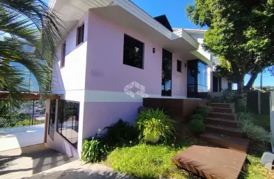 Casa semi mobiliada com 3 pavimentos, 3 dormitórios sendo 1 suíte e 3 vagas de garagem.