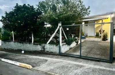 Casa com 69,75m² de área total, 3 quartos, 2 vagas de garagem no bairro monte verde