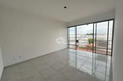 Apartamento amplo no centro com sacada, 02 dormitórios