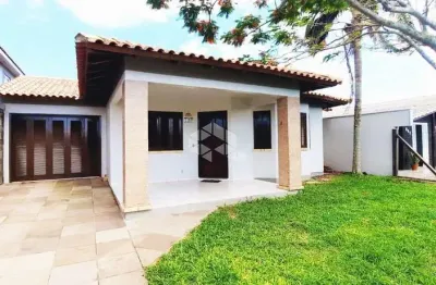 Casa com 3 quartos sendo 1 suíte, com garagem fechada, mobiliada, em capão da canoa.