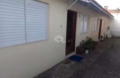 Casa 02 dormitórios, 01 banheiro, 01 vaga coberta escriturada em condomínio fechado.