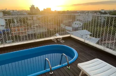 Excelente cobertura, com 03 dormitórios, com piscina, ótima posição solar.