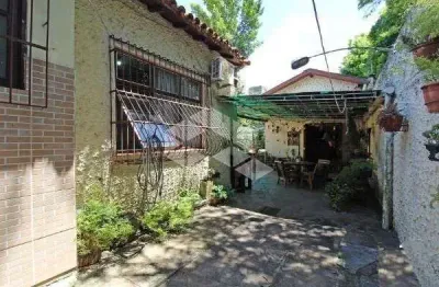 Casa em ipanema com amplo pátio e a duas quadras da orla do guaíba, próx.santuário n sra aparecida