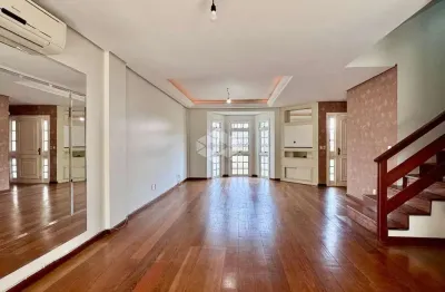 Casa em condomínio com três quartos, suíte e duas vagas, no tristeza