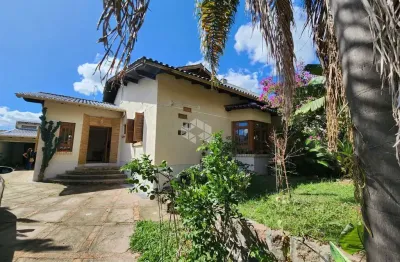Casa térrea e desocupada no bairro  espírito santo, porto alegre.