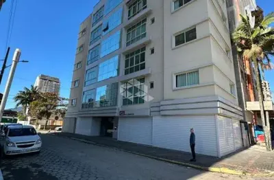 Apartamento dois dormitórios com duas suítes e vaga de garagem coberta.