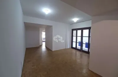 Apartamento 02 dormitórios de frente com sacada e garagem fechada na cidade baixa