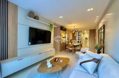 Apartamento mobiliado e decorado composto por 2 quartos, terraço, 1 box/vaga de garagem, no centro de capão da canoa/rs.