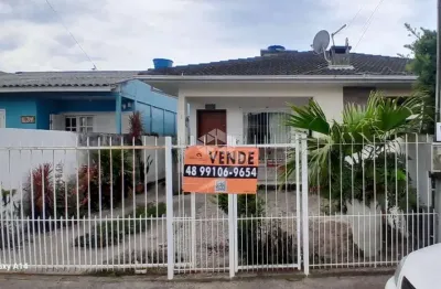 Casa com 2 dormitórios semimobiliada no rio vermelho - florianópolis