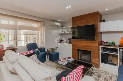 Casa em condomínio com 3 dormitórios sendo 1 suíte, sótão e 2 vagas de garagem coberta.